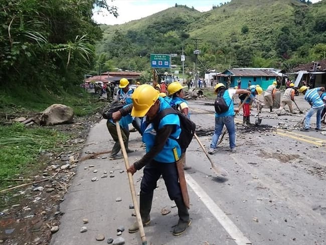 Limpieza de la vía Panamericana después del levantamiento de la protesta indígena. Foto: Colprensa