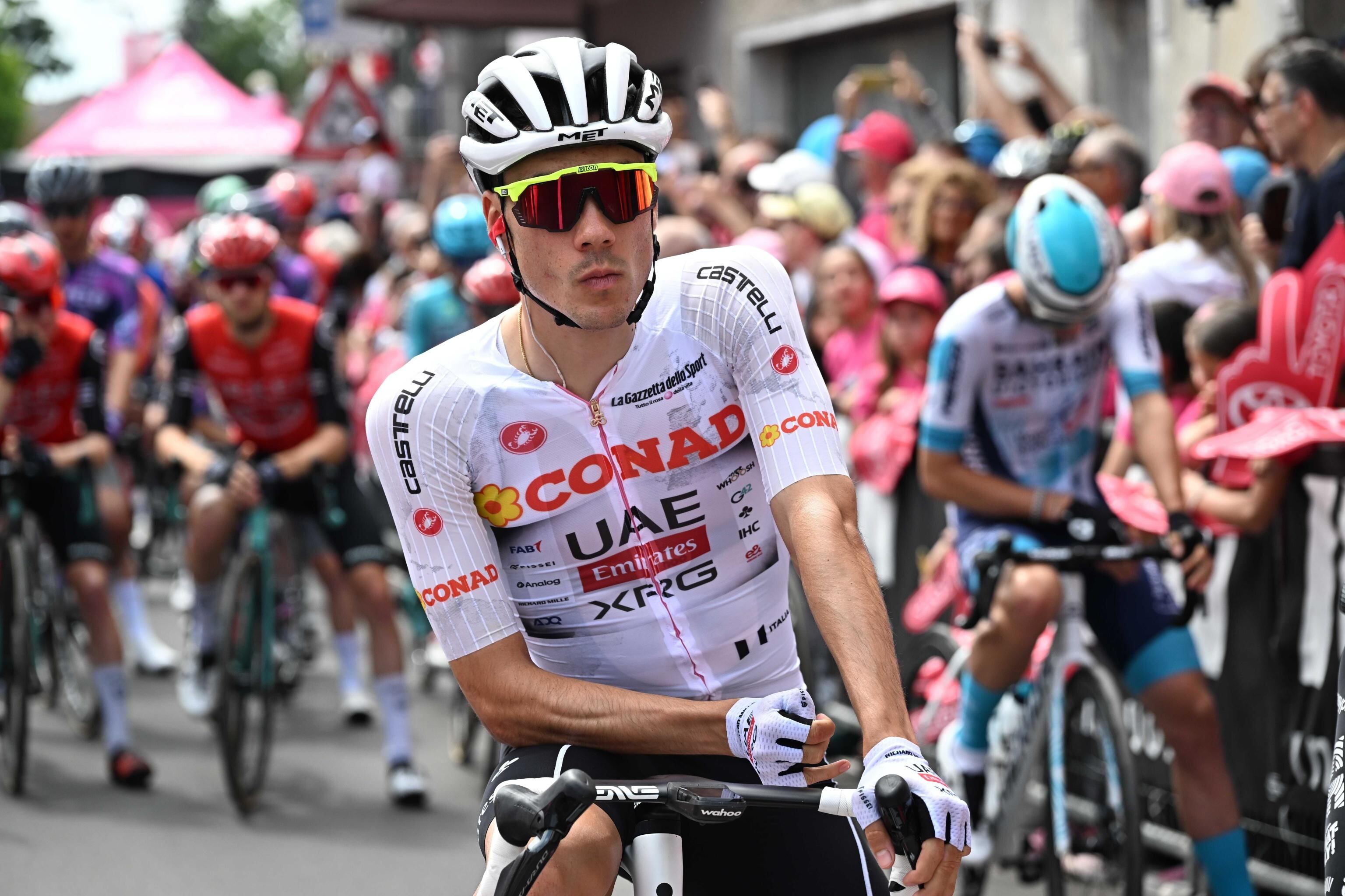 Ciclista español Juan Ayuso del equipo UAE durante la etapa 15 del Giro de Italia. FOTO: EFE/EPA/ANSA / LUCA ZENNARO