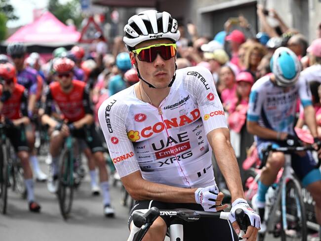 Ciclista español Juan Ayuso del equipo UAE durante la etapa 15 del Giro de Italia. FOTO: EFE/EPA/ANSA / LUCA ZENNARO