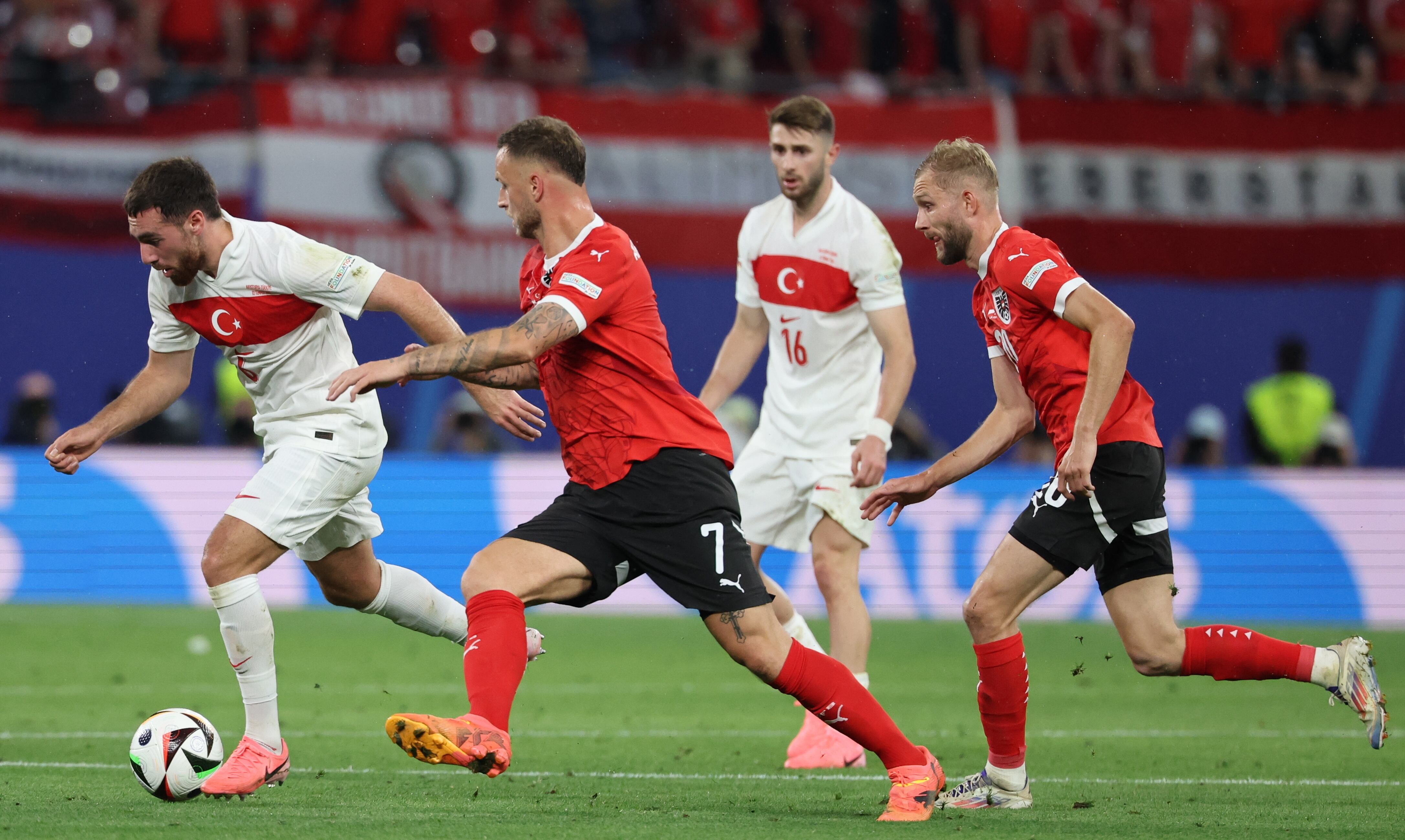 Leipzig (Germany), 02/07/2024.- Orkun Koekcue (L) of Turkey and Marko Arnautovic of Austria in action during the UEFA EURO 2024 Round of 16 soccer match between Austria and Turkey, in Leipzig, Germany, 02 July 2024. (Alemania, Turquía) EFE/EPA/ABEDIN TAHERKENAREH