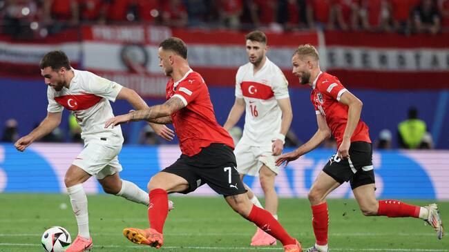 Leipzig (Germany), 02/07/2024.- Orkun Koekcue (L) of Turkey and Marko Arnautovic of Austria in action during the UEFA EURO 2024 Round of 16 soccer match between Austria and Turkey, in Leipzig, Germany, 02 July 2024. (Alemania, Turquía) EFE/EPA/ABEDIN TAHERKENAREH
