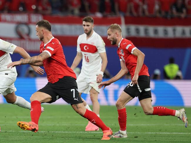 Leipzig (Germany), 02/07/2024.- Orkun Koekcue (L) of Turkey and Marko Arnautovic of Austria in action during the UEFA EURO 2024 Round of 16 soccer match between Austria and Turkey, in Leipzig, Germany, 02 July 2024. (Alemania, Turquía) EFE/EPA/ABEDIN TAHERKENAREH
