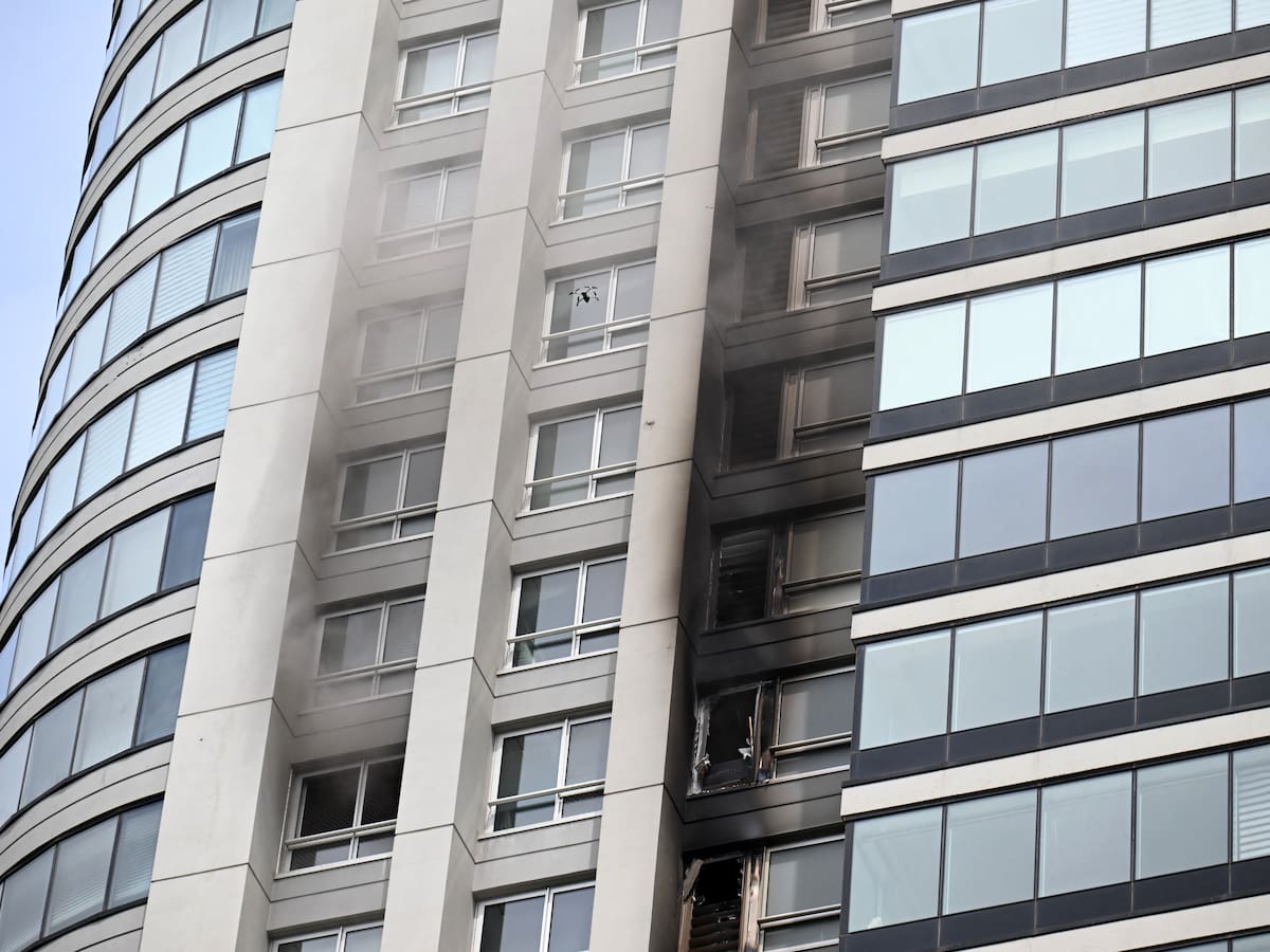 Incendio en principal torre de Buenos Aires dejó tres personas hospitalizadas y 100 evacuadas