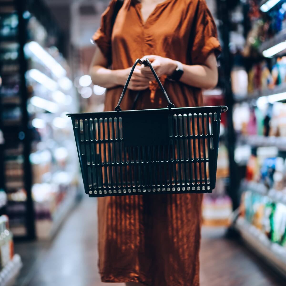Por tributaria e inflación, cae la confianza del consumidor