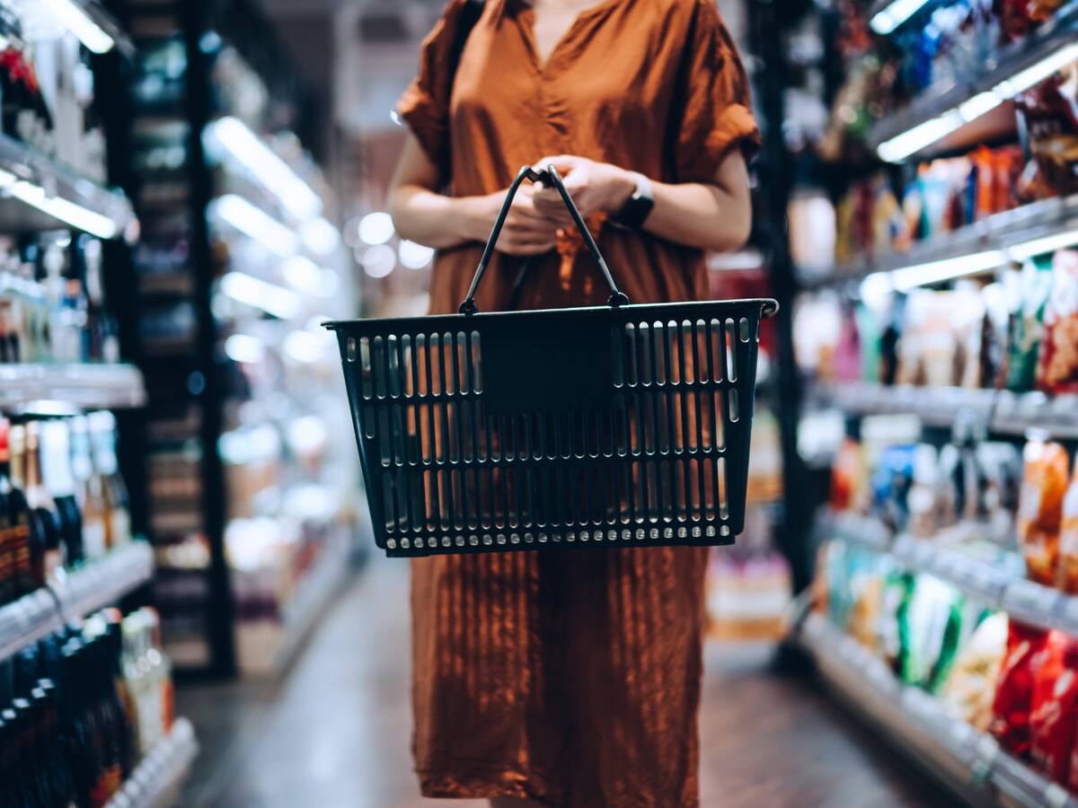 Por tributaria e inflación, cae la confianza del consumidor