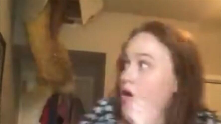 Mujer cae del techo. Foto: Captura de video redes sociales