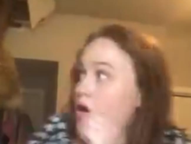 Mujer cae del techo. Foto: Captura de video redes sociales