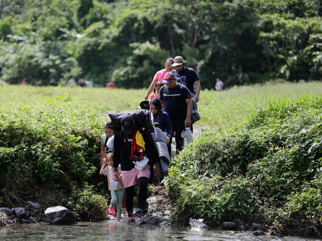 Migrantes acompañados con niños pequeños mientras caminan en el sector de Cañas Blancas en Darién (Panamá). Foto: EFE / Carlos Lemos / ARCHIVO