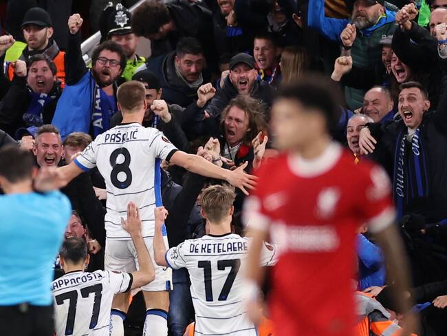 Liverpool (United Kingdom), 11/04/2024.- Mario Pasalic (C) of Atalanta celebrates the 0-3 during the UEFA Europa League quarter-finals, 1st leg soccer match between Liverpool FC and BC Atalanta, in Liverpool, Britain, 11 April 2024. (Reino Unido) EFE/EPA/ADAM VAUGHAN