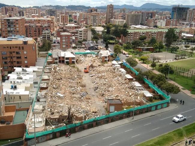 El proyecto, según consta en la valla de identificación de la obra, consta de dos torres de 31 pisos con un número total de 330 apartamentos. Foto: Juan Diego Barragán - W Radio