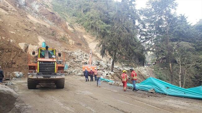 Debido a las fuertes lluvias que se han presentado en el país, el corredor Calarcá-Cajamarca presenta cierre total . Foto: INVÍAS - Cristian Medina