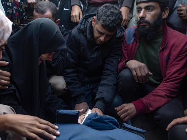 Khan Yunis (-), 16/01/2025.- Familiares del periodista palestino Ahmed Al-Shayah lloran junto a su cuerpo tras morir en un ataque aéreo israelí nocturno, en el Hospital Nasser.