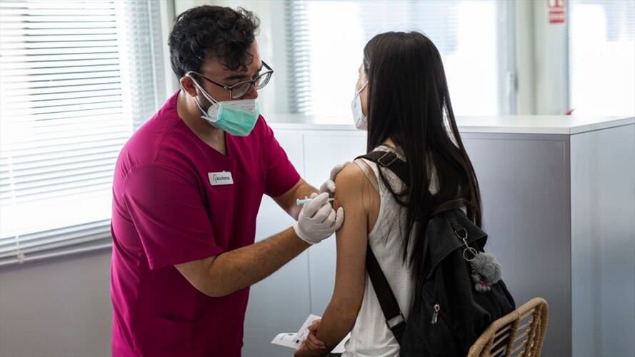 ¿La vacunación contra el COVID-19 puede alterar el ciclo menstrual?. Foto: Getty Images/ Europa Press News