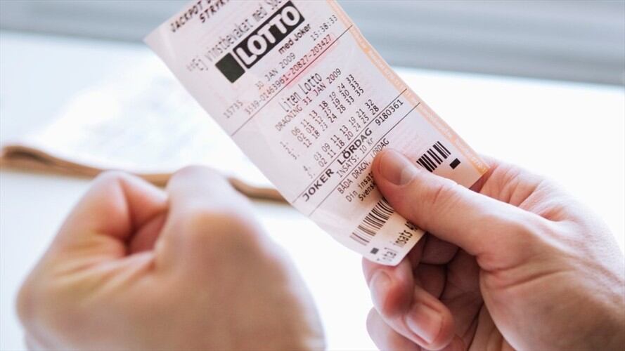 Foto ilustrativa de una persona con un billete de lotería. Foto: Getty Images/Maskot