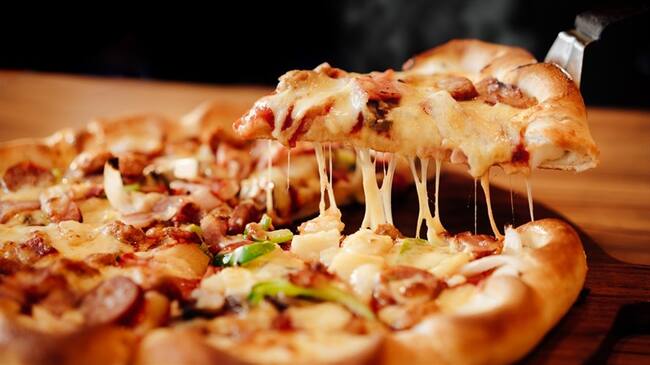 Los hombres traicionarían a sus amigos por pizza, según estudio. Foto: Getty Images