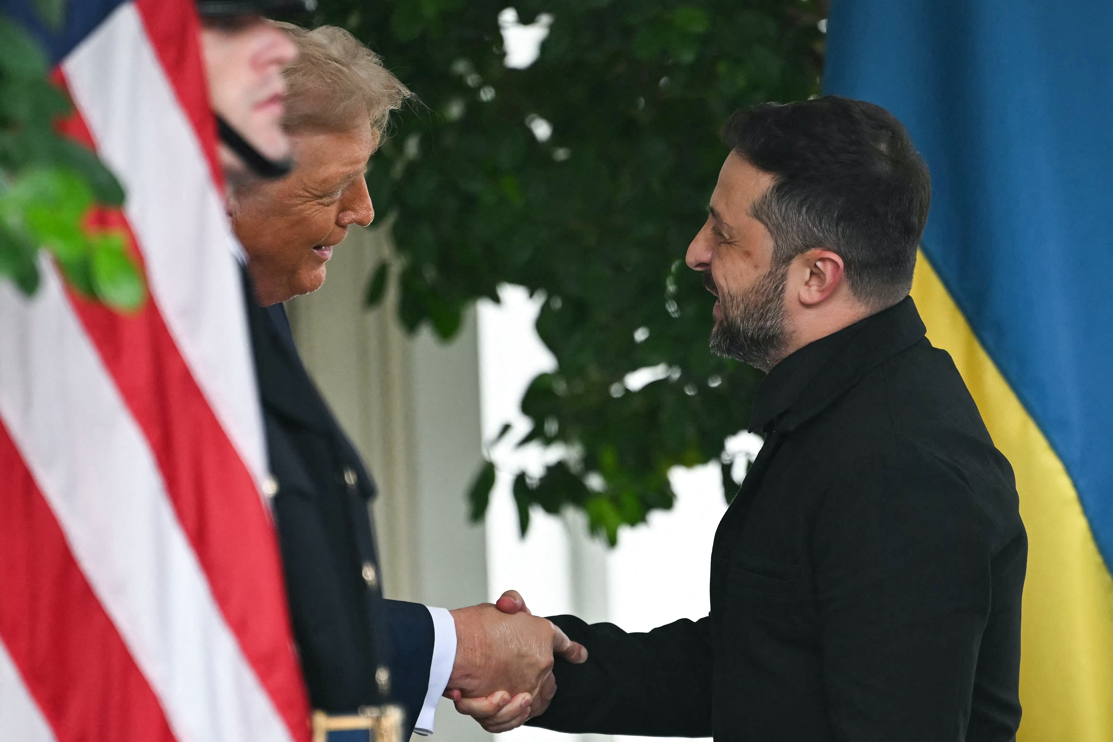 Trump y Zelenski. Foto: ANDREW CABALLERO-REYNOLDS/AFP via Getty Images)