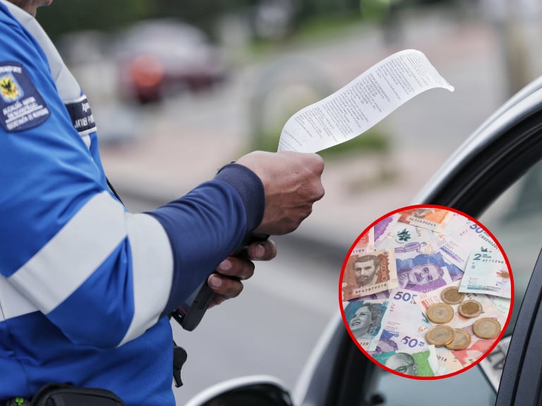 Policía de tránsito con una multa, y billetes y monedas colombianas. (Foto: Getty Images)