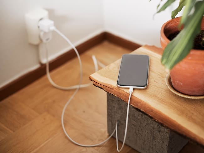 Celular sobre una mesa cargando (Foto vía Getty Images)