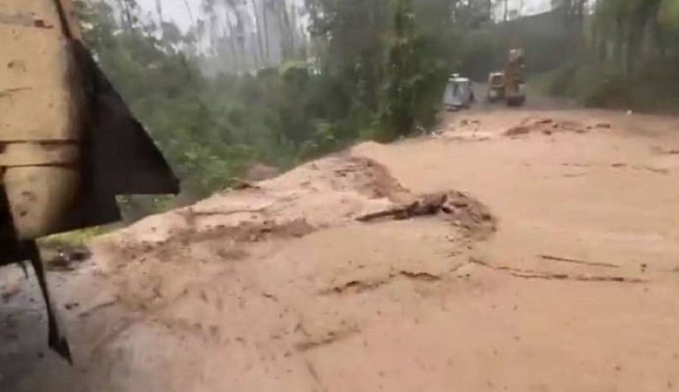 Fuertes lluvias provocan el desbordamiento de una quebrada en Manizales. Crédito: Alcaldía de Manizales.