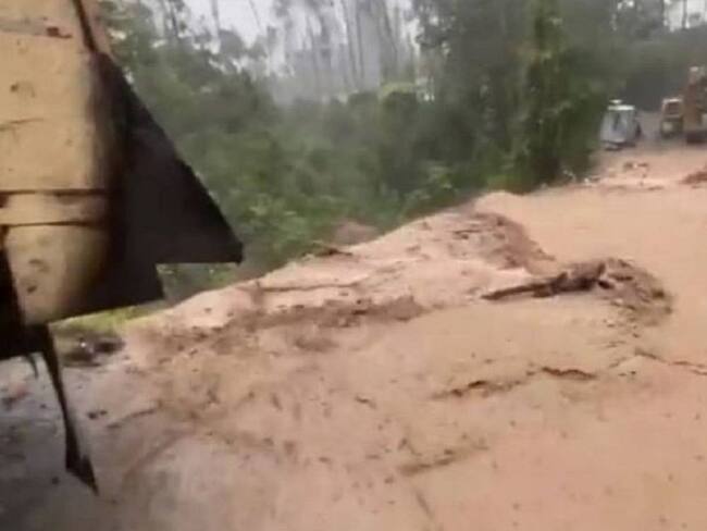 Fuertes lluvias provocan el desbordamiento de una quebrada en Manizales. Crédito: Alcaldía de Manizales.