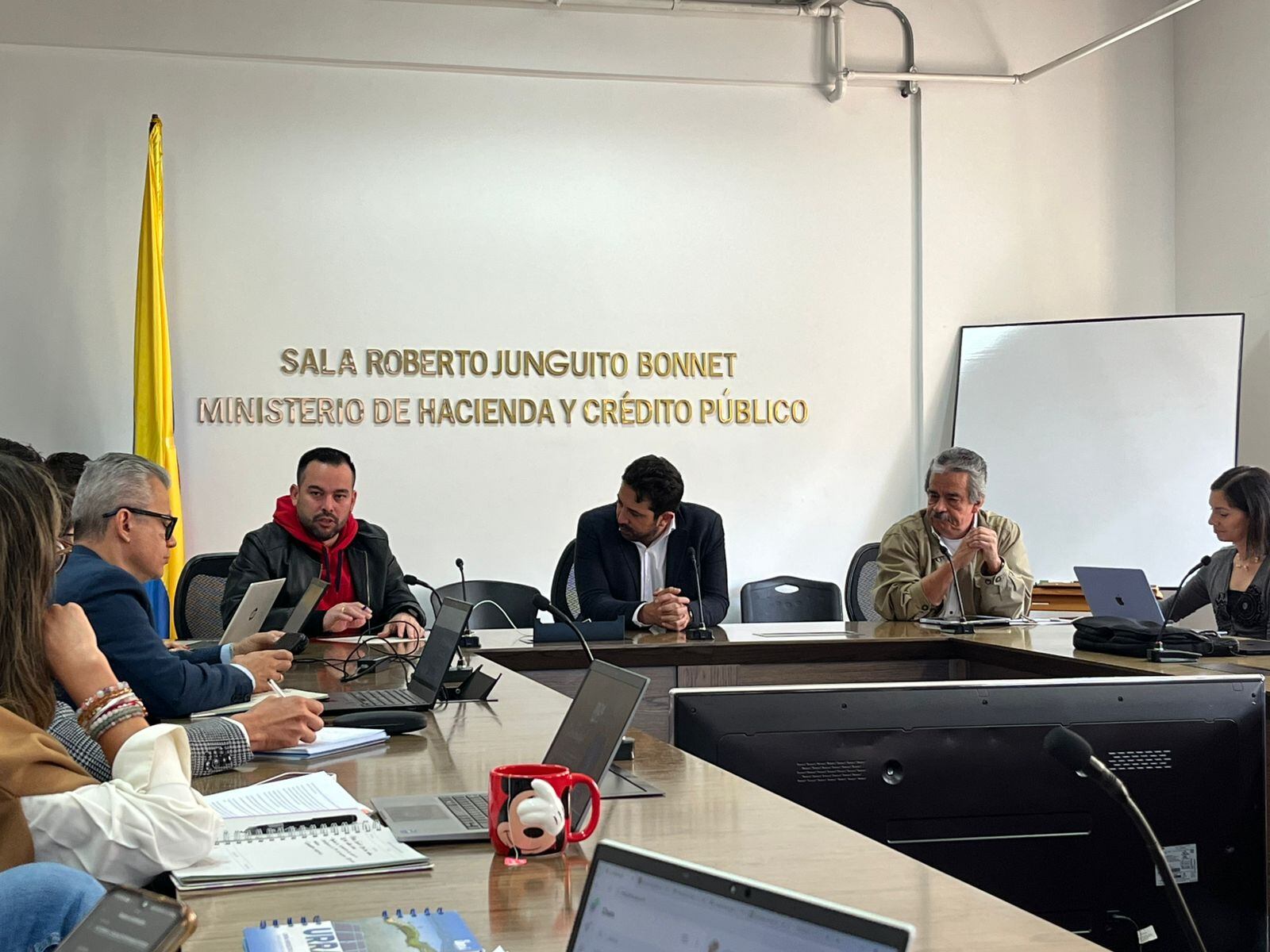 Reunión entre el ministro de Hacienda, Diego Guevara; el agente interventor de Air-e, Edwin Palma, y el superintendente de Servicios Públicos, Libardo Márquez. Foto tomada de X - @Aire_Energia