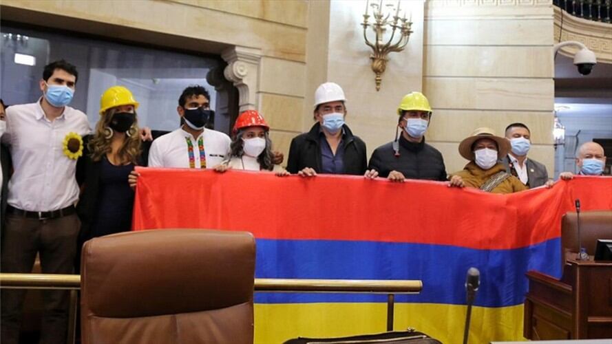 Congresistas de la oposición con la bandera de Colombia al revés en el Capitolio Nacional. Foto: Twitter: @UP_Colombia