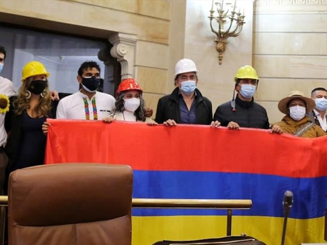 Congresistas de la oposición con la bandera de Colombia al revés en el Capitolio Nacional. Foto: Twitter: @UP_Colombia