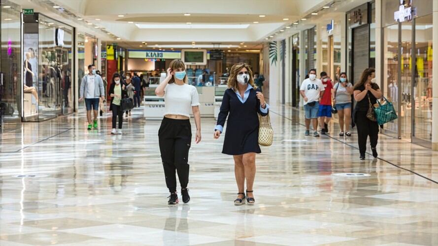 La organización afirmó que las mascarillas proveen “una barrera para las gotitas potencialmente infecciosas”.. Foto: Getty Images