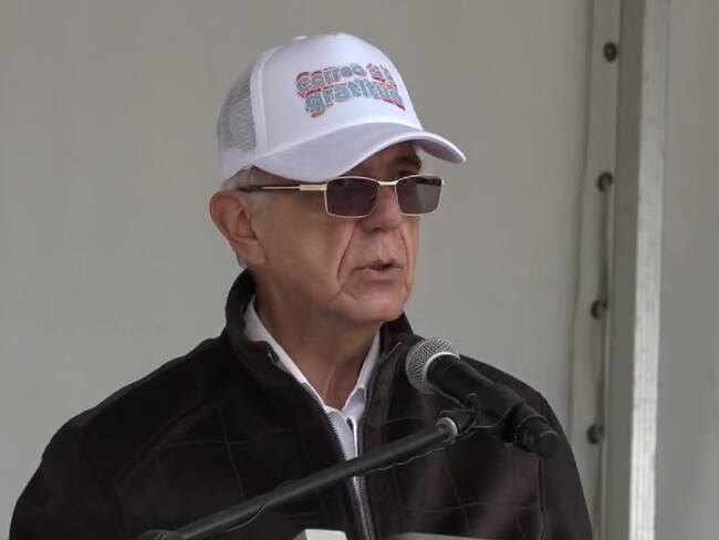 El ministro de Defensa, Iván Velásquez Gómez, anunció el lanzamiento de la versión número 13 del ‘Correo de la Gratitud’. Foto: Twitter MinDefensa.