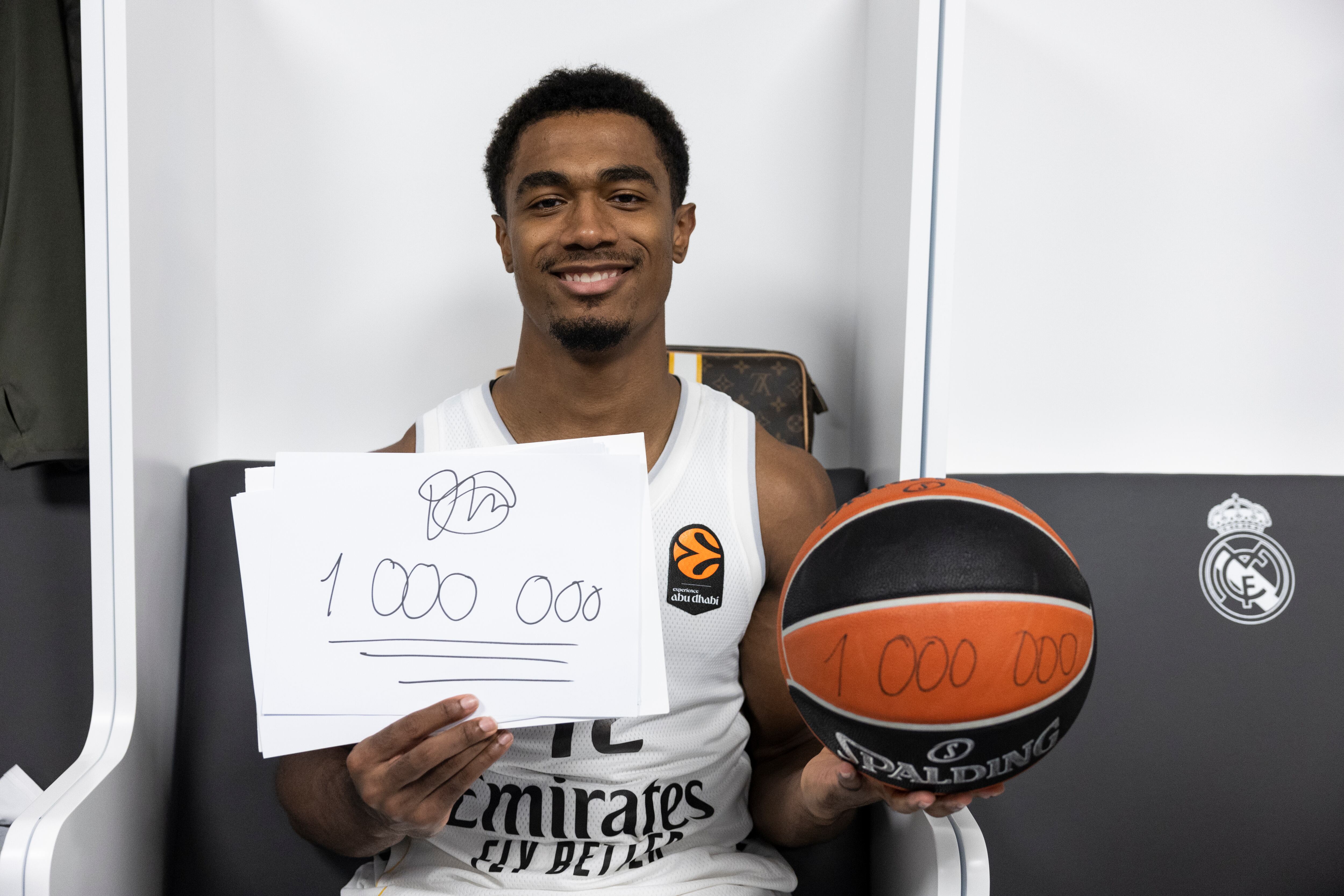 Theo Maledon y el balón de la Euroliga con el que anotó el punto 1 millón de la competición. FOTO: Aitor Martin/Aitor Martin