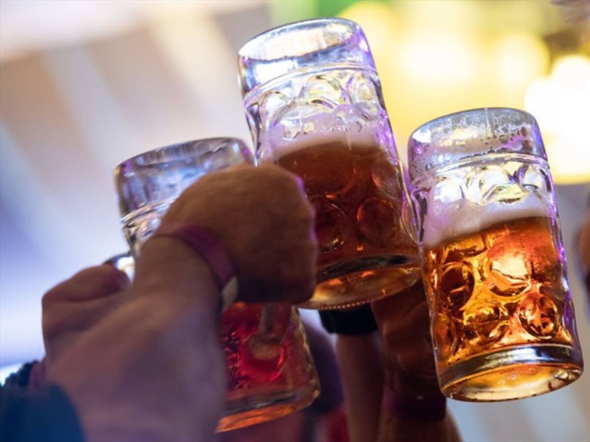 ¡No es broma! Empresa paga 50 dólares la hora por irse de fiesta sin alcohol