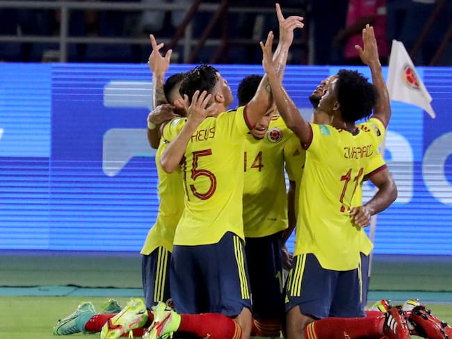 BARRANQUILLA, COLOMBIA - SEPTEMBER 09: Players of Colombia celebrate after Mieguel Borja scored the first goal of their team during a match between Colombia and Chile as part of South American Qualifiers for Qatar 2022 at Estadio Metropolitano on September 09, 2021 in Barranquilla, Colombia. (Photo by Jairo Cassiani/Vizzor Image/Getty Images)