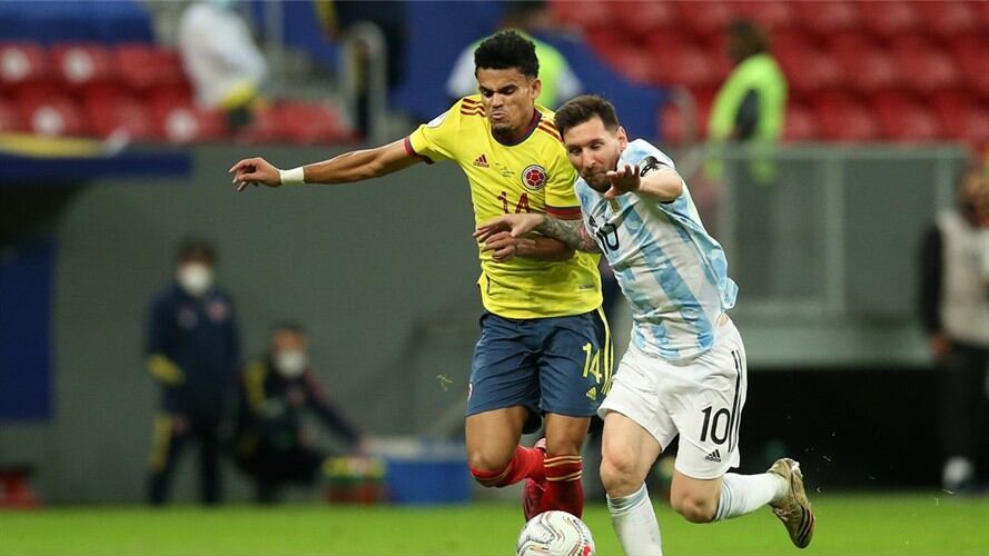 Futbolistas Luis Díaz y Lionel Messi en las Eliminatorias 2021. Foto: Alexandre Schneider/Getty Images