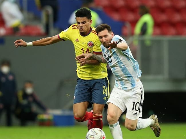Futbolistas Luis Díaz y Lionel Messi en las Eliminatorias 2021. Foto: Alexandre Schneider/Getty Images