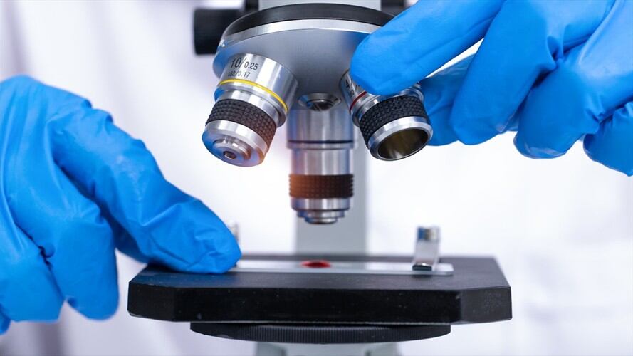 De acuerdo con una investigación de la Universidad de Aix-Marsella, Francia  algunas cepas del Coronavirus pueden sobrevivir a temperaturas superiores a los 60 grados.. Foto: Getty Images