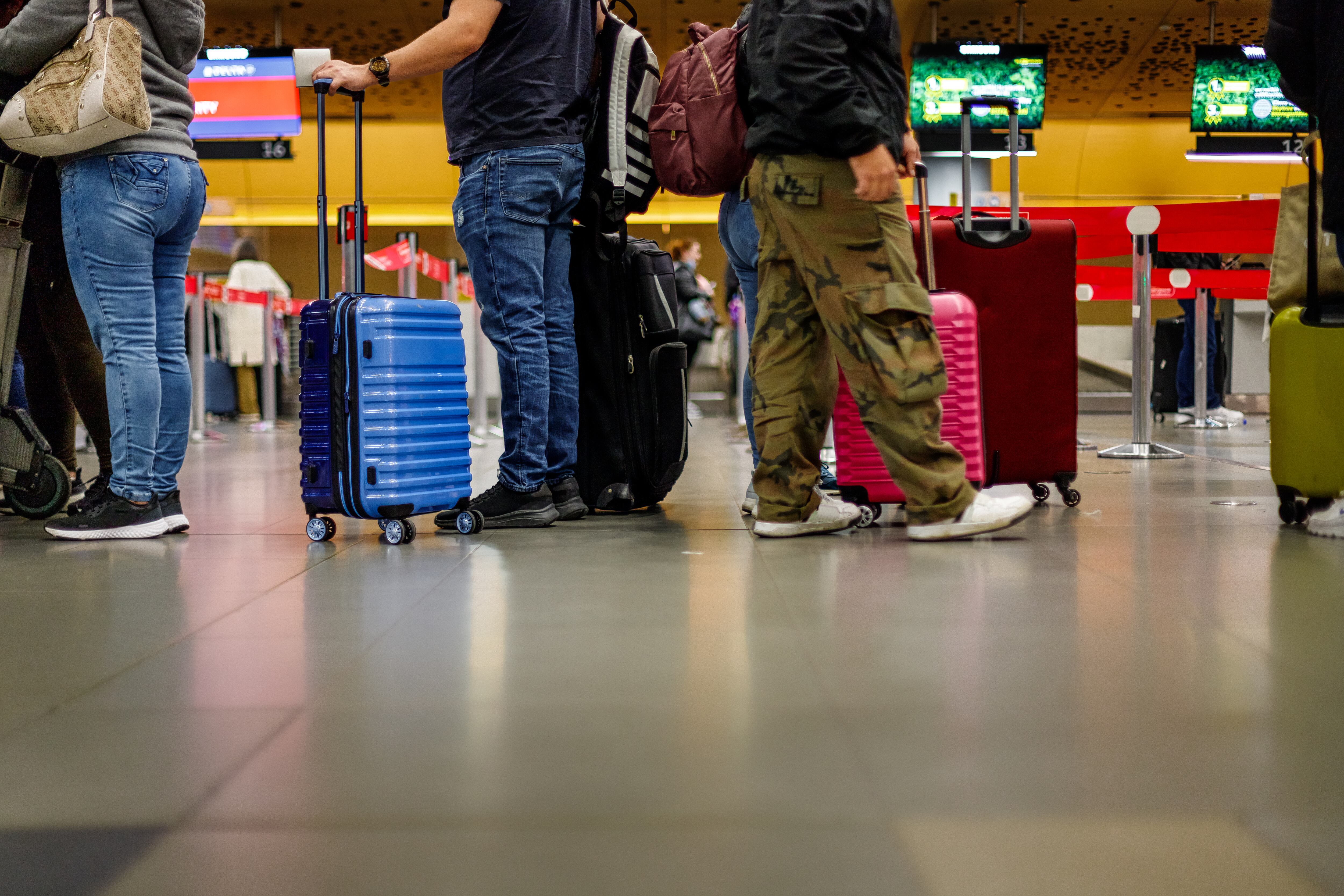 Pasajeros esperando en el Aeropuerto Internacional El Dorado. Foto: Getty Images.