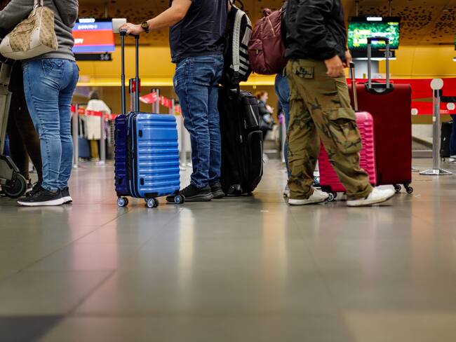 Pasajeros esperando en el Aeropuerto Internacional El Dorado. Foto: Getty Images.