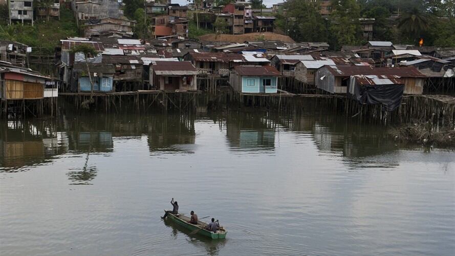 Cientos de habitantes de Buenaventura sufren algún tipo de restricción a la movilidad por cuenta de los actores criminales. Foto: Getty Images / LUIS ROBAYO