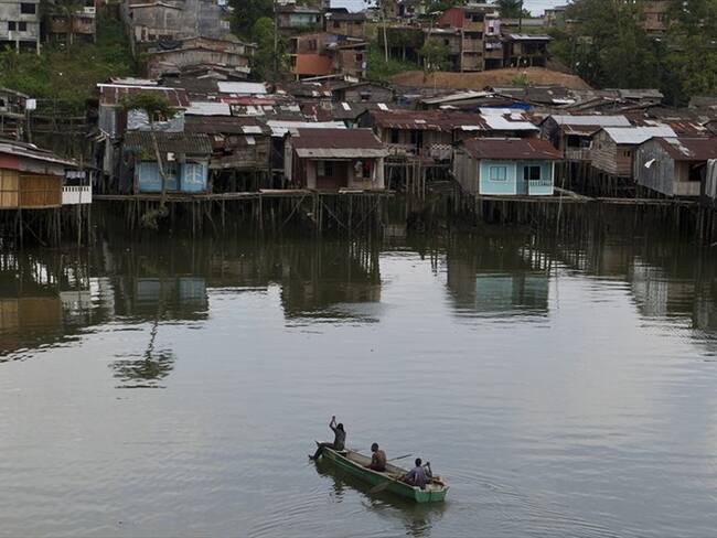 Cientos de habitantes de Buenaventura sufren algún tipo de restricción a la movilidad por cuenta de los actores criminales. Foto: Getty Images / LUIS ROBAYO