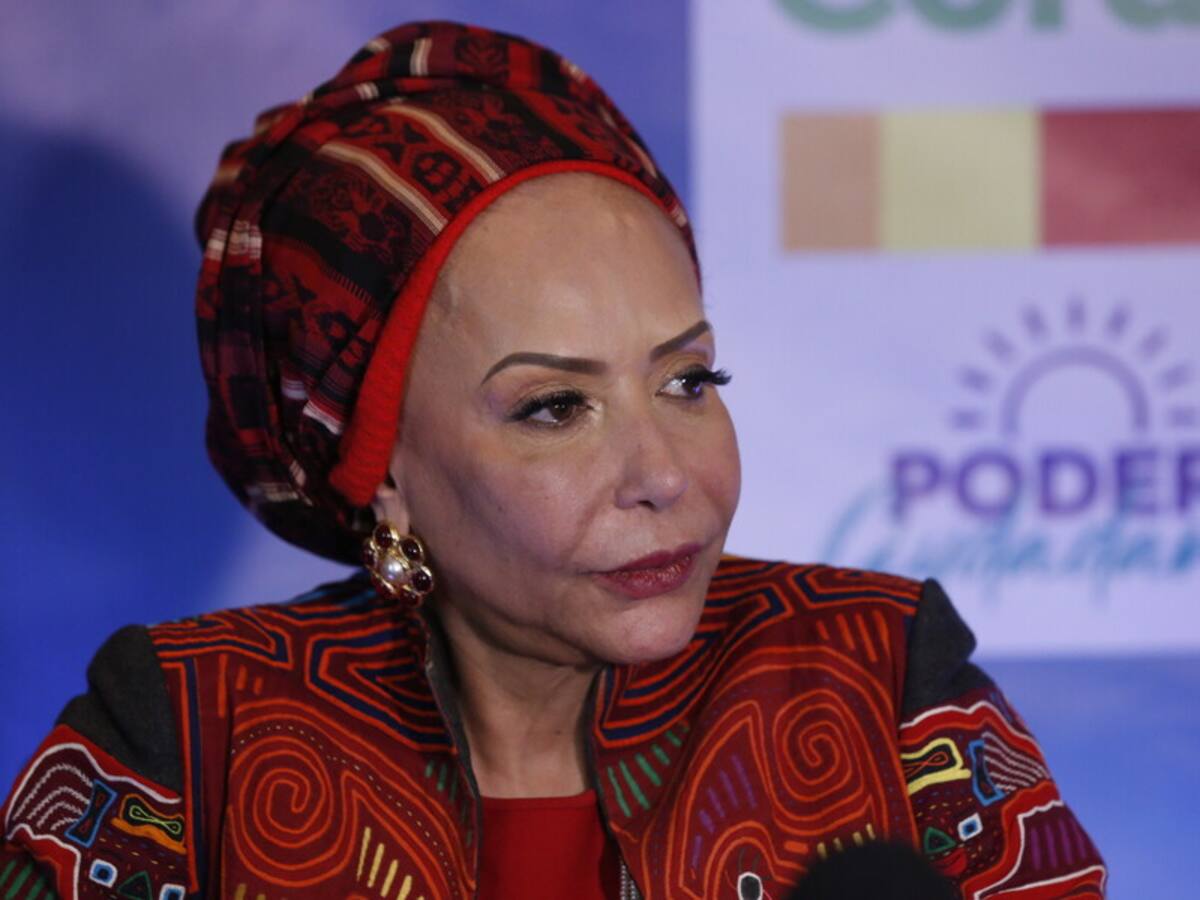 Piedad Córdoba se juramentó como senadora desde Medellín