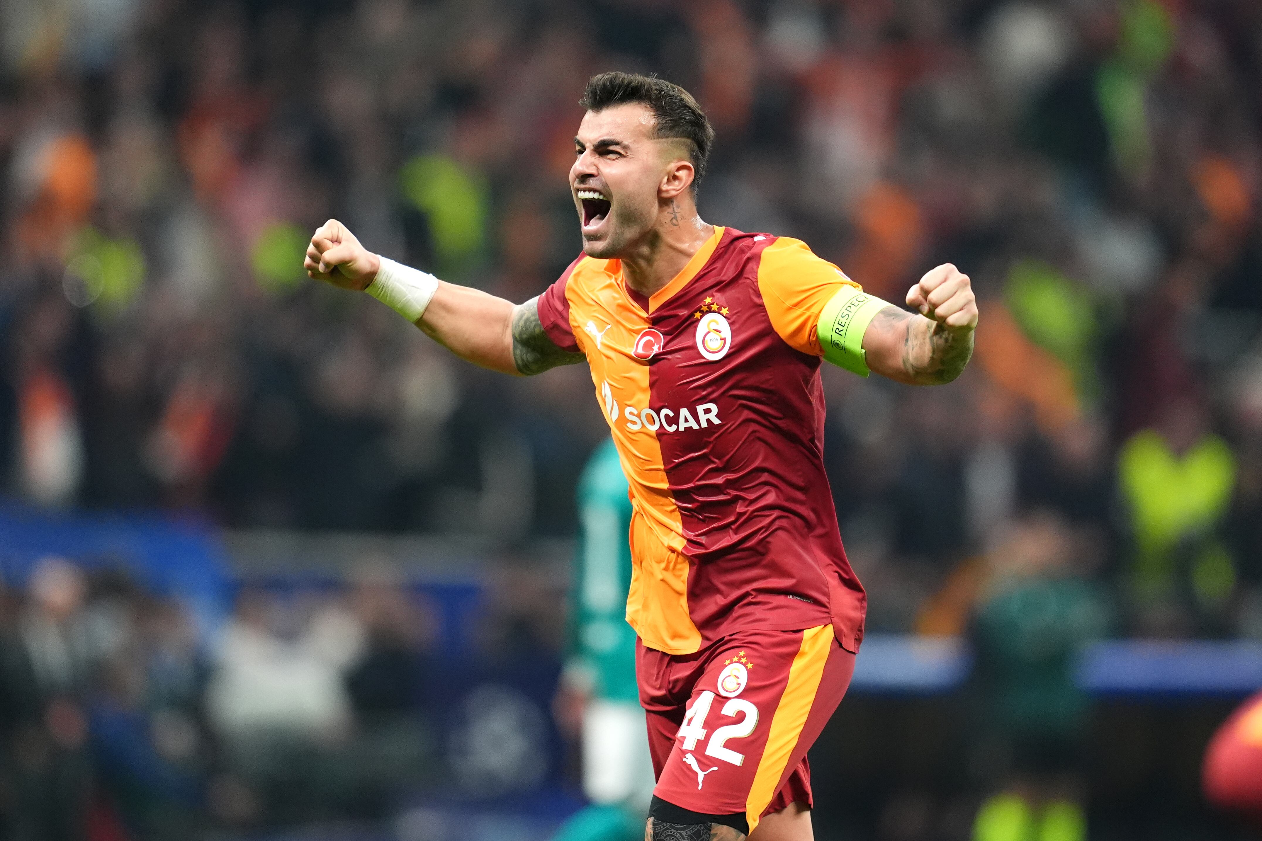 Abdulkerim Bardakci celebra la victoria del Galatasaray ante el Liverpool en Champions League. FOTO: Adam Davy/PA Images via Getty Images