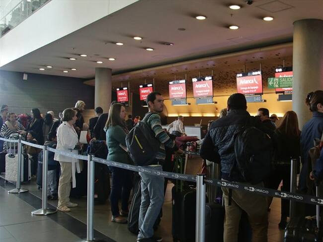 ¡Vuelve y juega! Emergencia en aeropuerto El Dorado por ruptura de varios tubos de agua. Foto: Colprensa