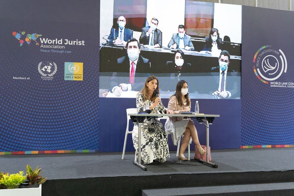 Difícil situación que han vivido cientos de colombianos para expedir su pasaporte. Foto Cancillería: Rueda de prensa desde Barranquilla