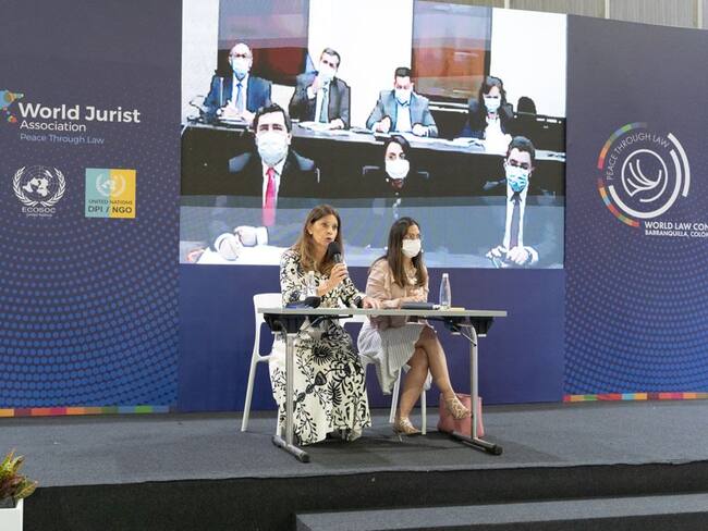 Difícil situación que han vivido cientos de colombianos para expedir su pasaporte. Foto Cancillería: Rueda de prensa desde Barranquilla