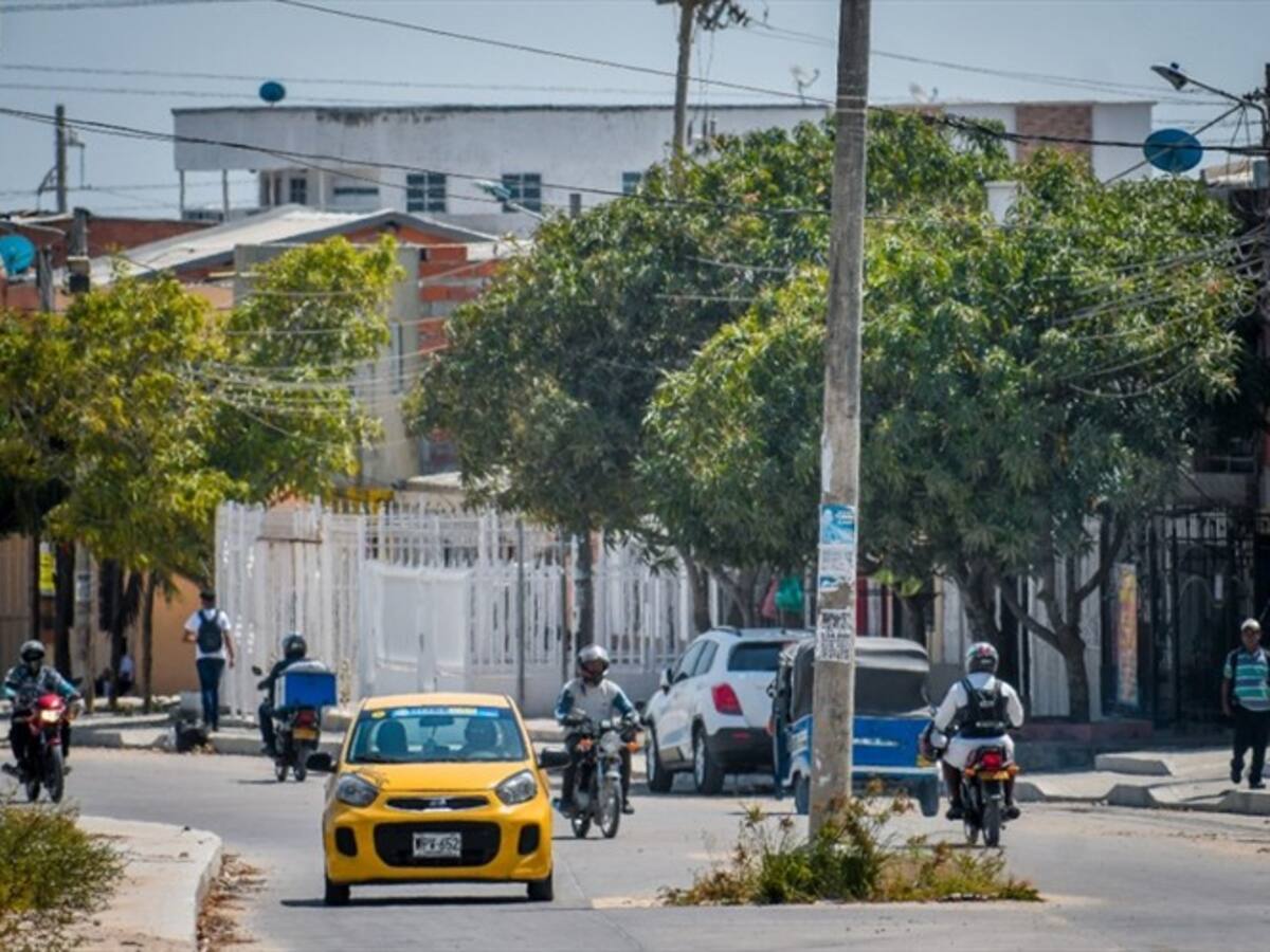 Retiran postes que estaban en la mitad de una vía en Soledad
