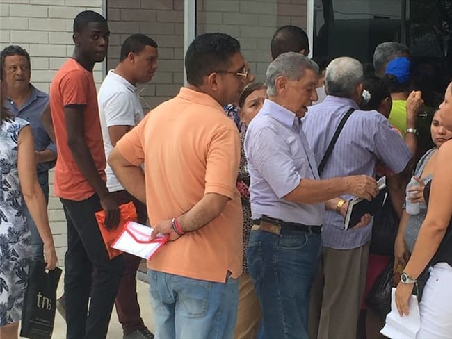 Usuarios de Coomeva en Barranquilla denuncian fallas en la atención para trámites médicos a nivel telefónico e inclusive no se les permite la entrada para tener atención presencial. Foto: Silvana Salas (W Radio)