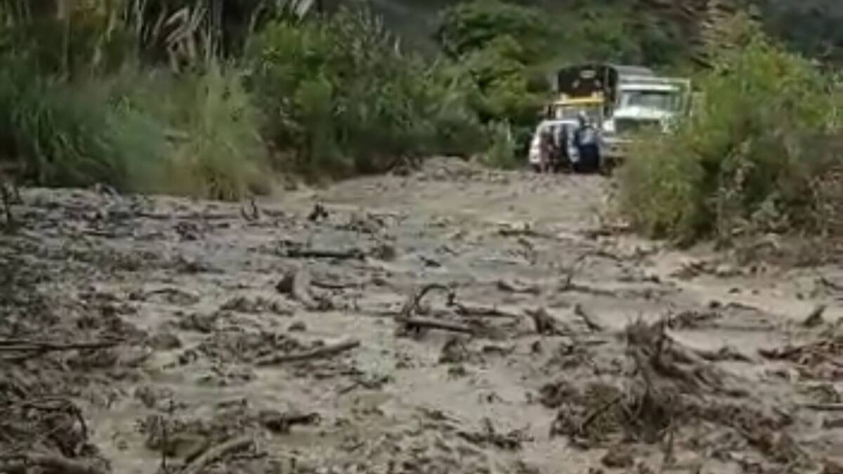 Transportadores represados por avalancha de lodo en vía Socotá – Jericó