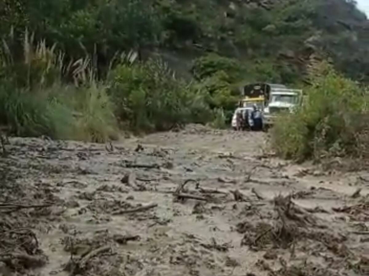 Transportadores represados por avalancha de lodo en vía Socotá – Jericó