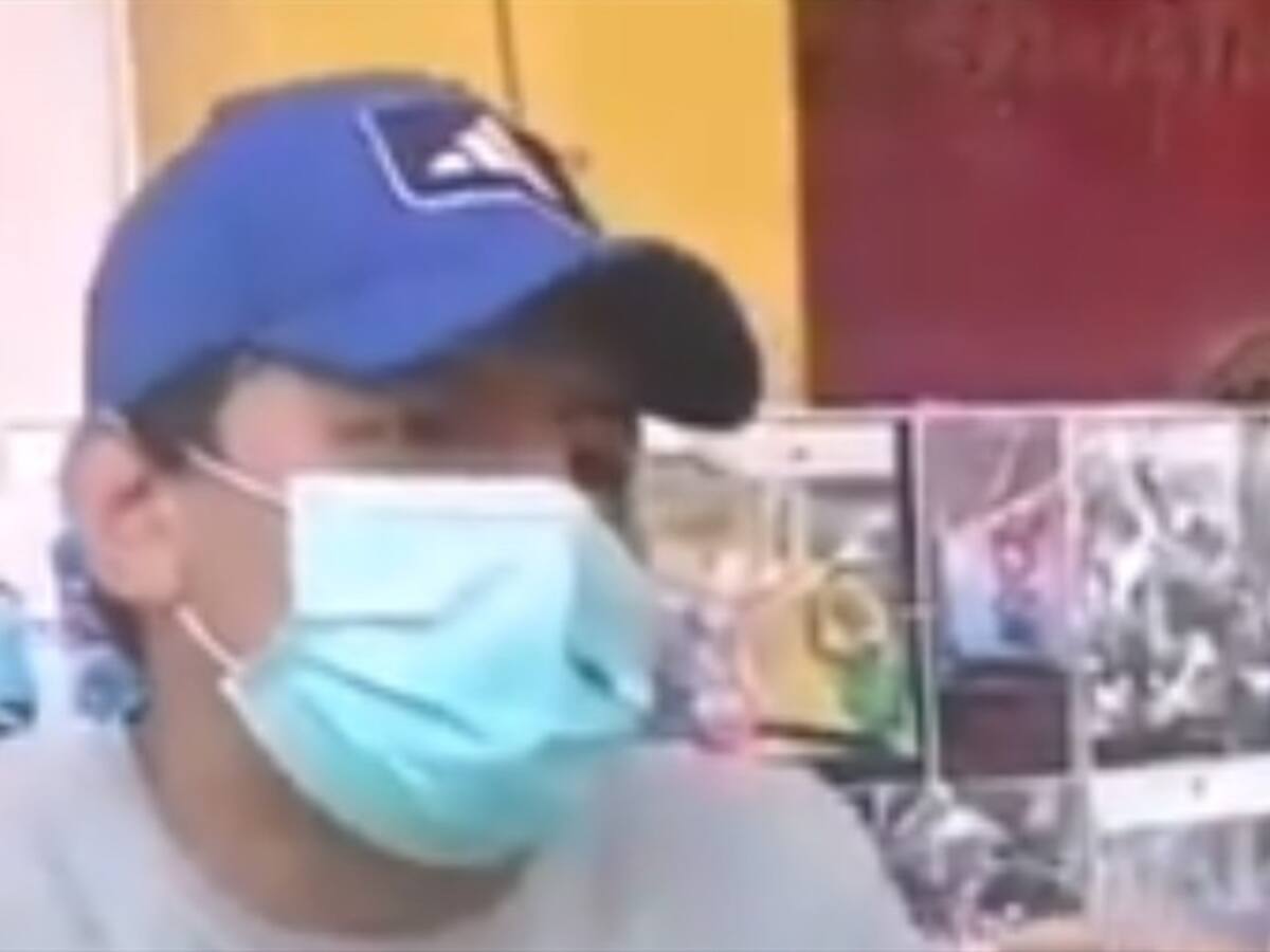 Al borde del llanto, vendedor ambulante les pide a policías que no le quiten su mercancía