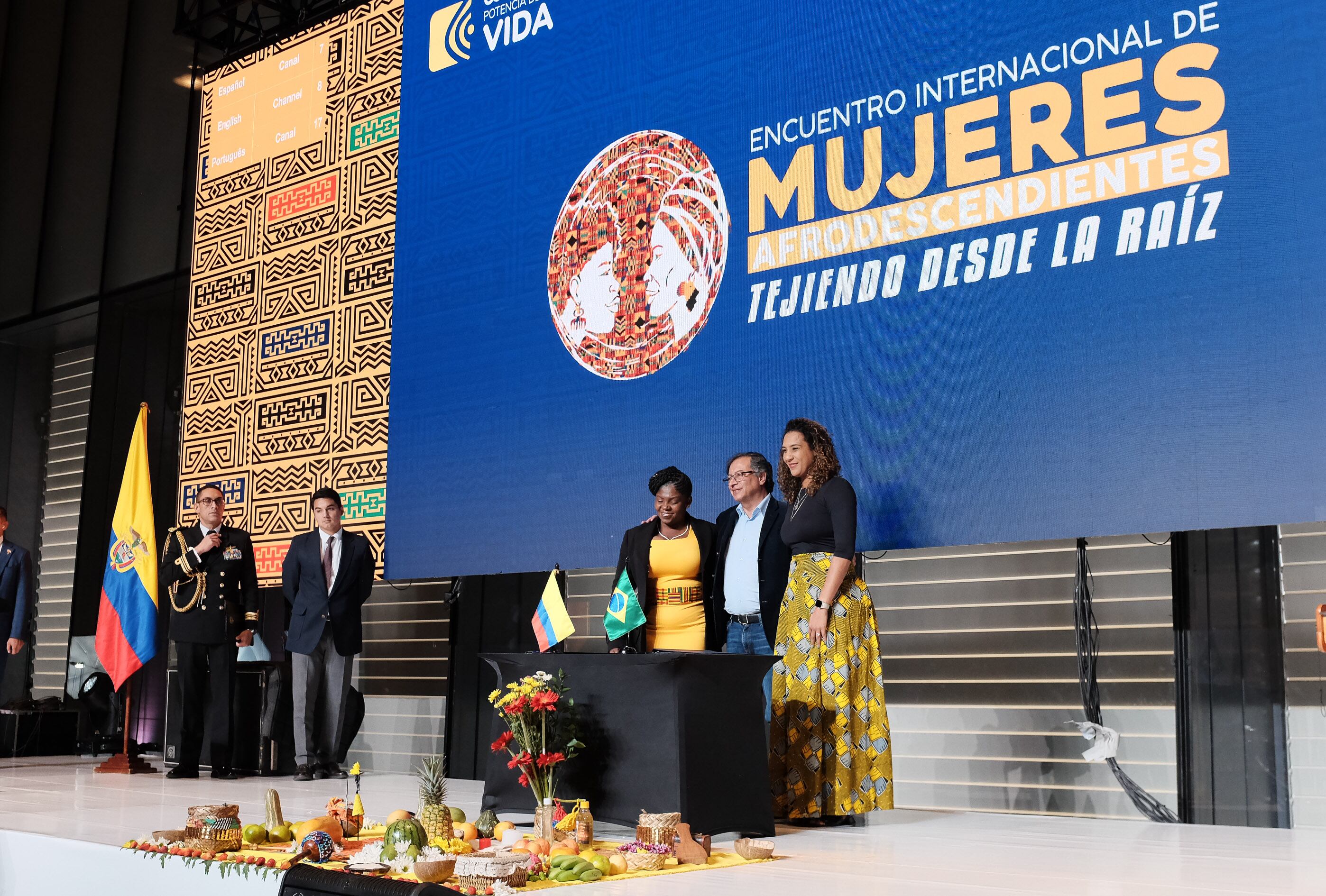 Francia Márquez y Gustavo Petro en el Encuentro Internacional de Mujeres Afrodescendientes. Foto: Twitter vicepresiodencia.